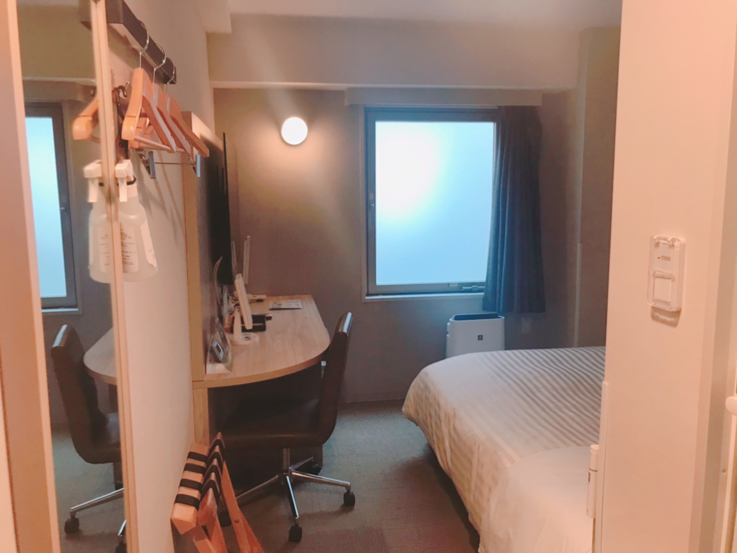 スーパーホテル千葉駅前 玄関から見た部屋