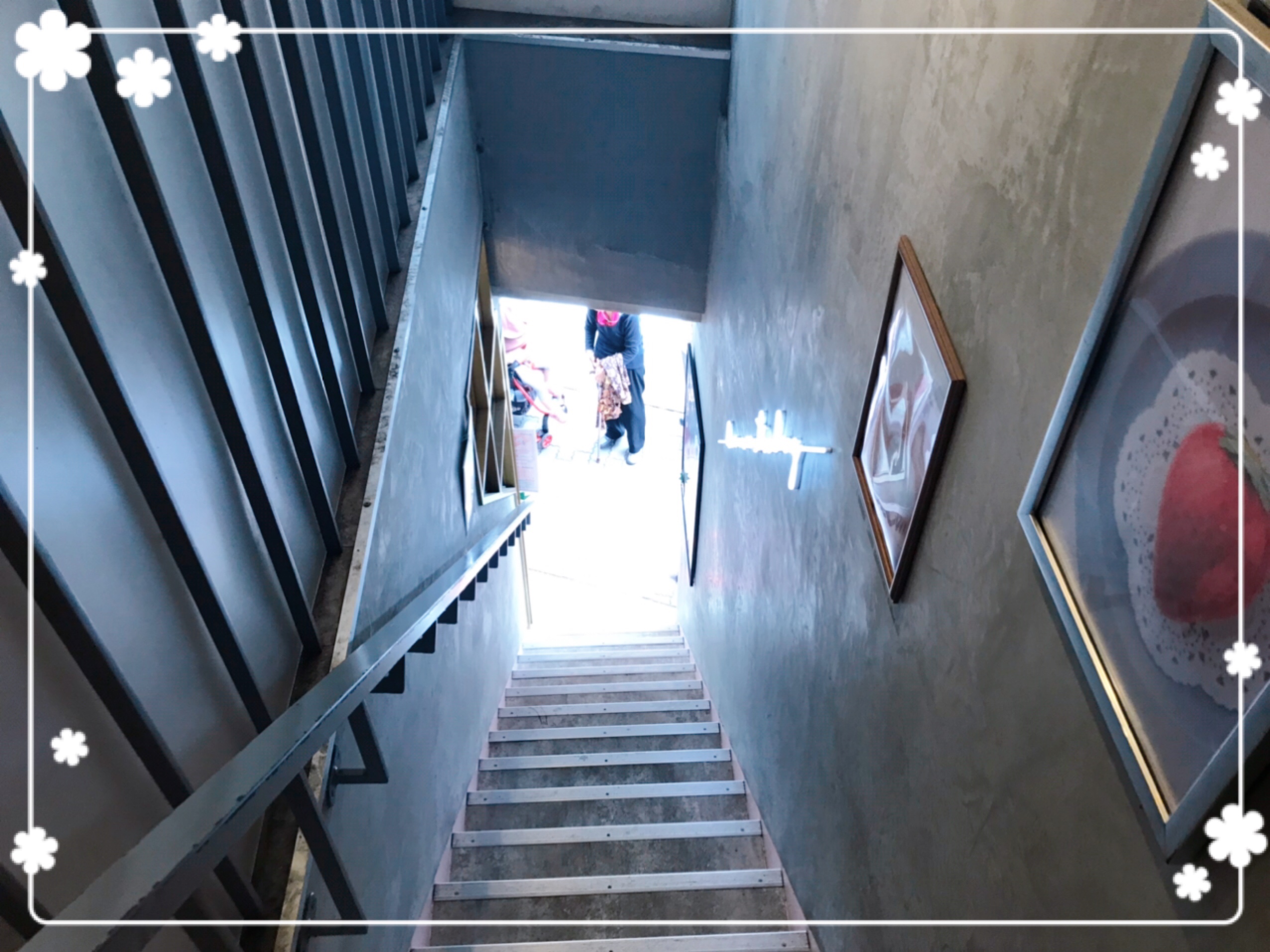 熱海旅行 2階に上る階段にもイチゴ