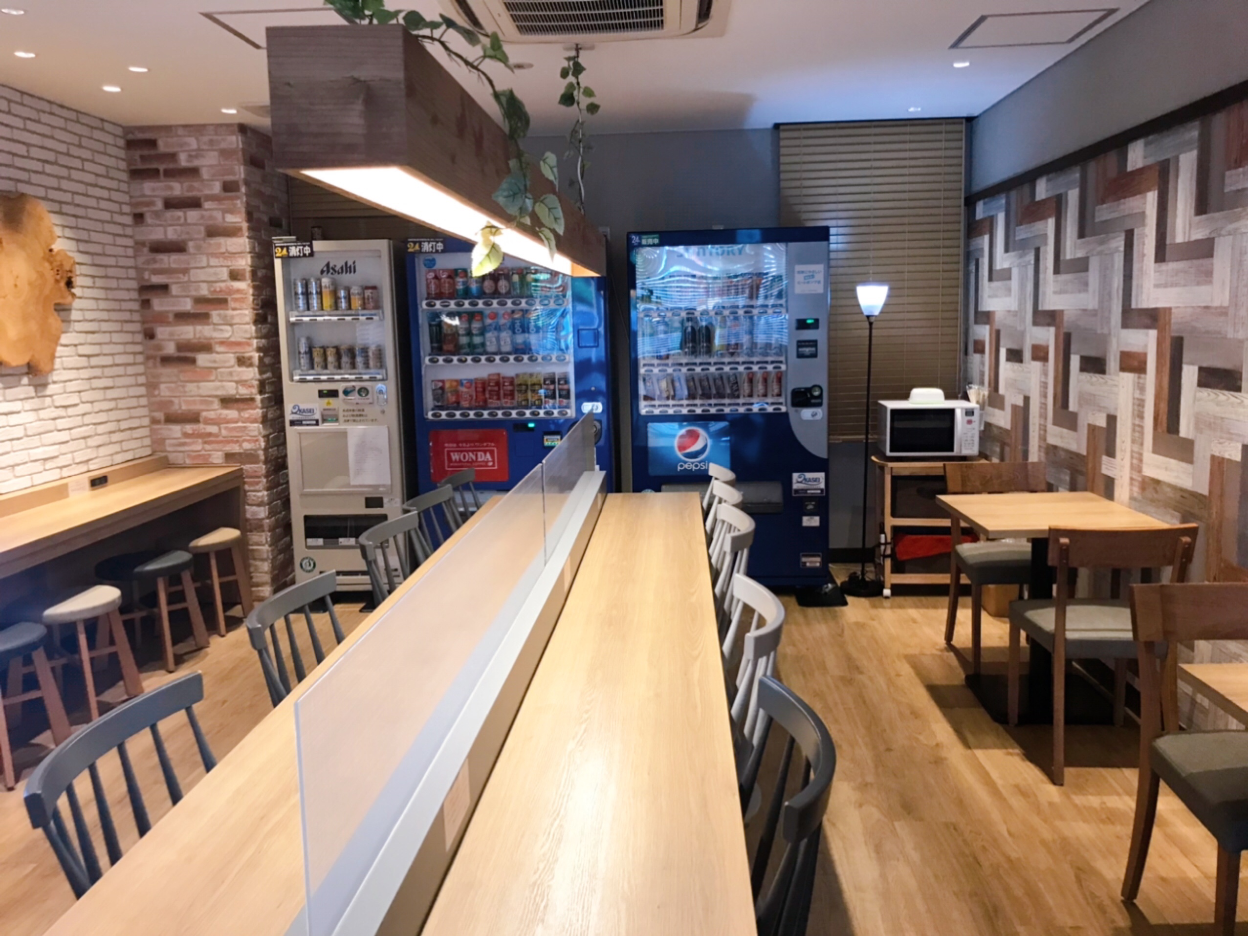 スーパーホテル千葉駅前　座席は多く、利用者が少なくて静か