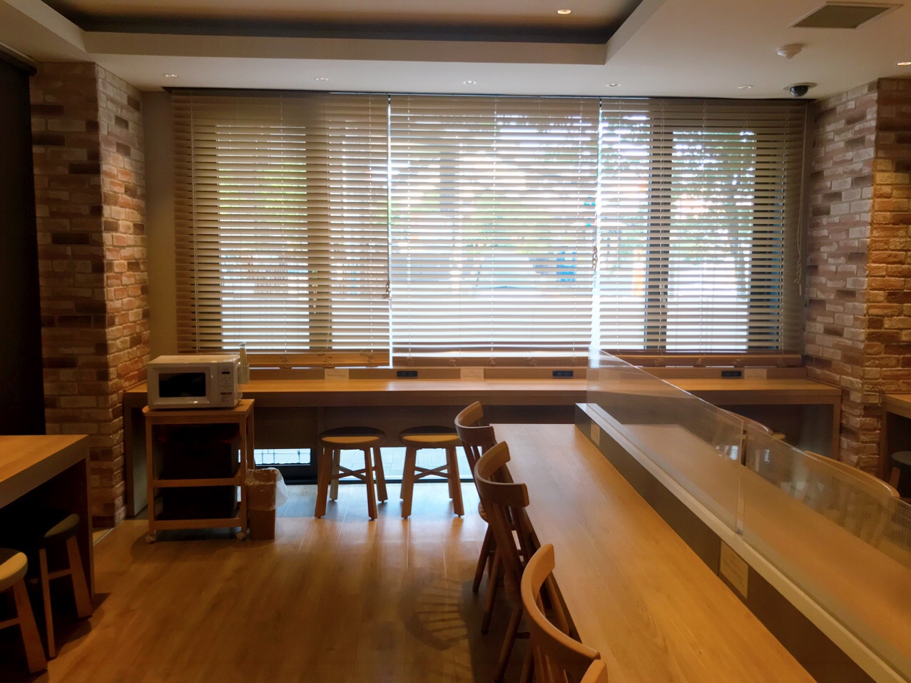 スーパーホテル千葉駅前 カフェ風のインテリアが癒される