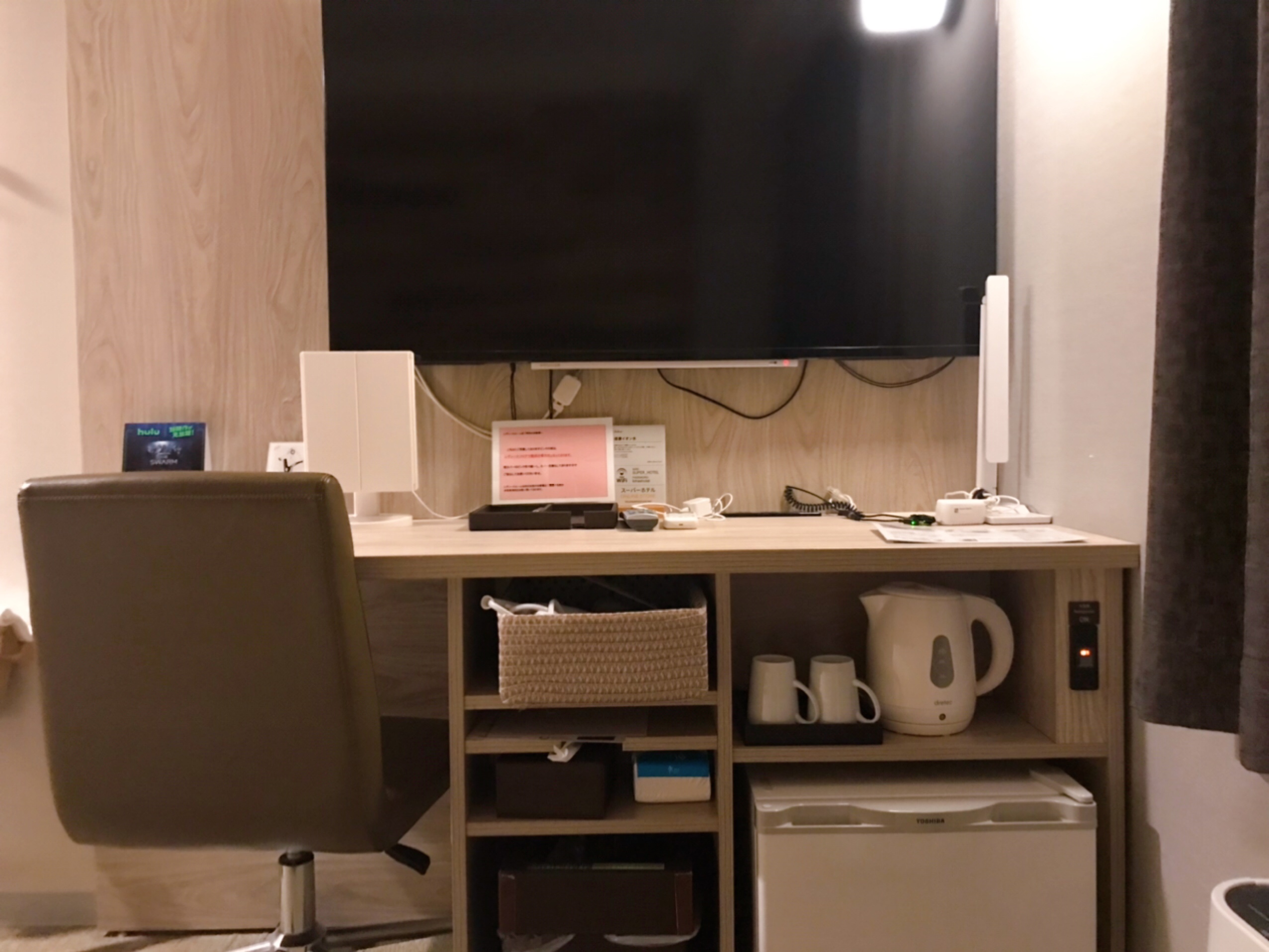 スーパーホテル千葉駅前 デスク下に色々備品が揃っている